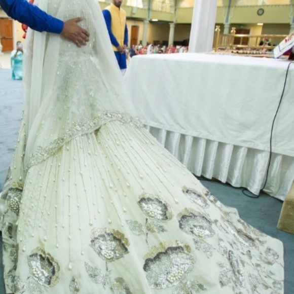 Manish Malhotra Bridal Lengha - Picture 7 of 7